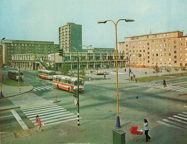 Križovatka na sídlisku Mier v pozadí obchodné centrum Mier